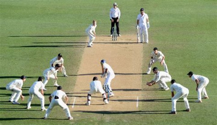 Can a fielder stump a batsman?