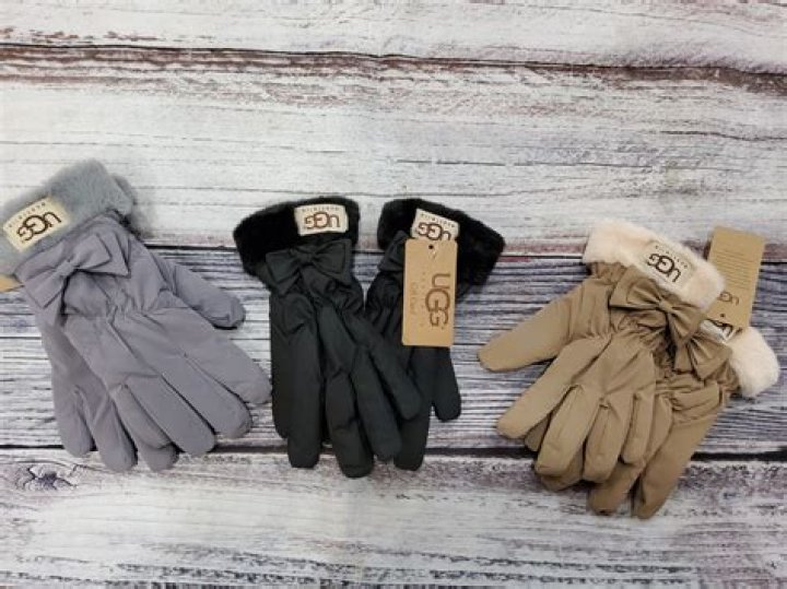 Can a fielder wear gloves?