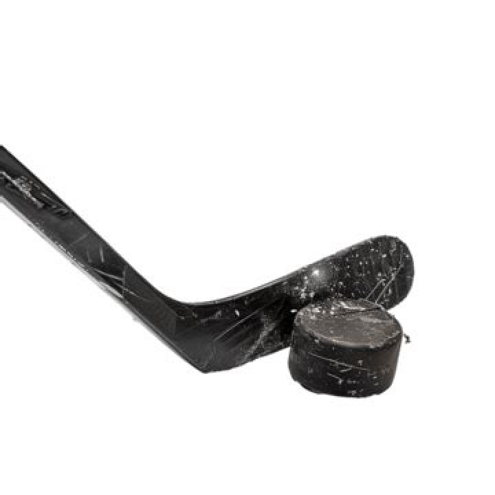 Can a hockey puck break?