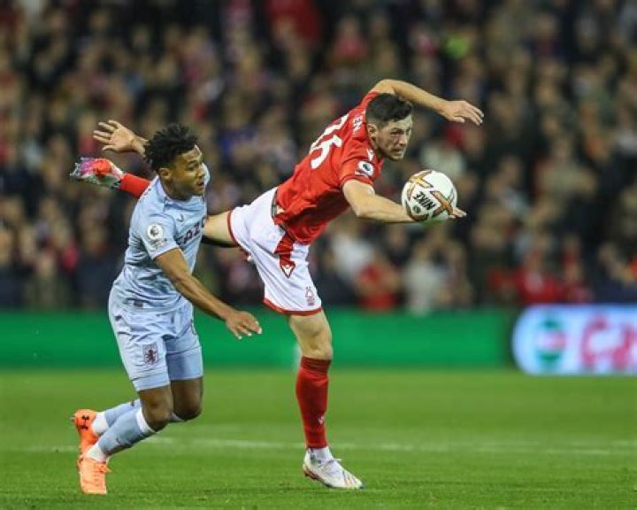 Can a player pull hit or punch the ball out of the hands of an opponent in handball?