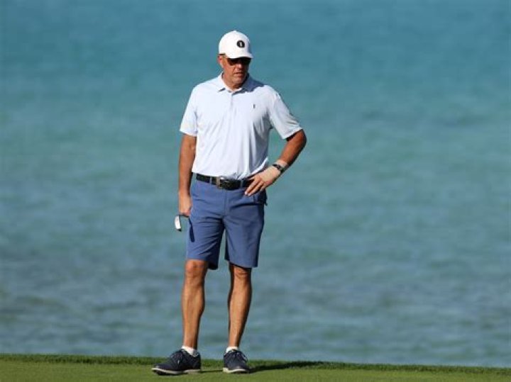 Can Pro golfers wear shorts?