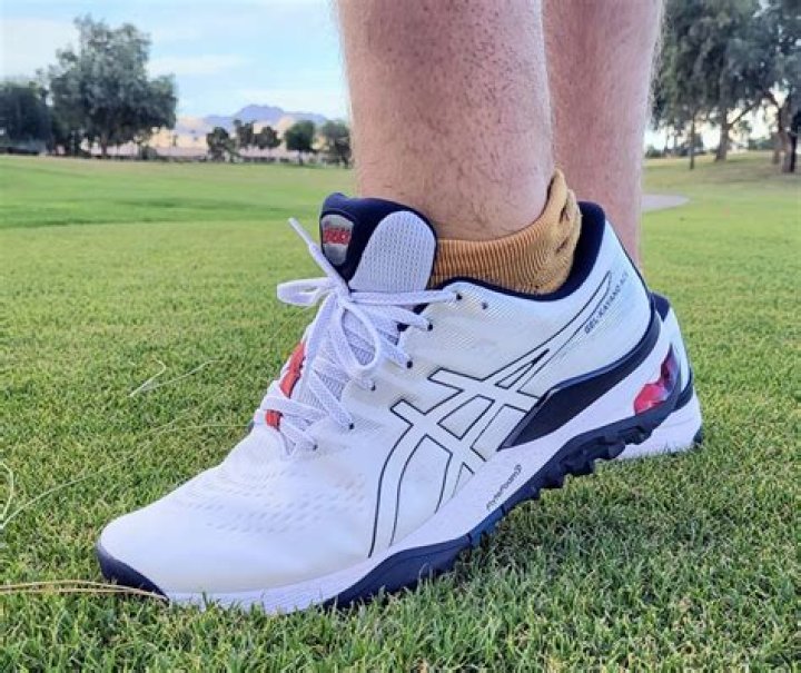 Can you bring golf shoes on a plane?