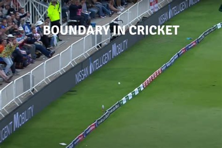 Can you catch a ball over the boundary cricket?