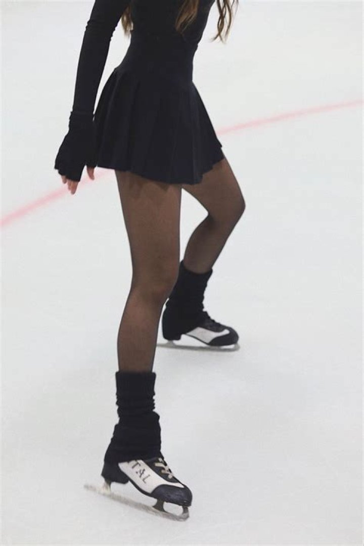 Can you wear a skirt and tights ice skating?