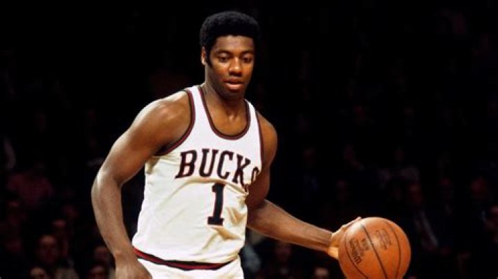 Did Oscar Robertson ever dunk?