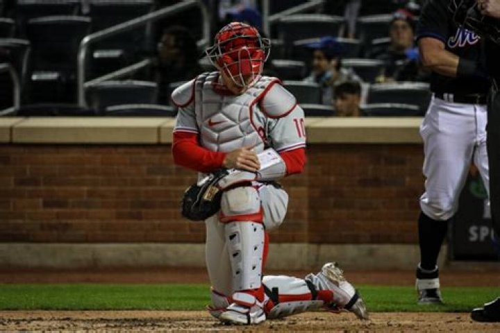 Do baseball players wear knee pads?