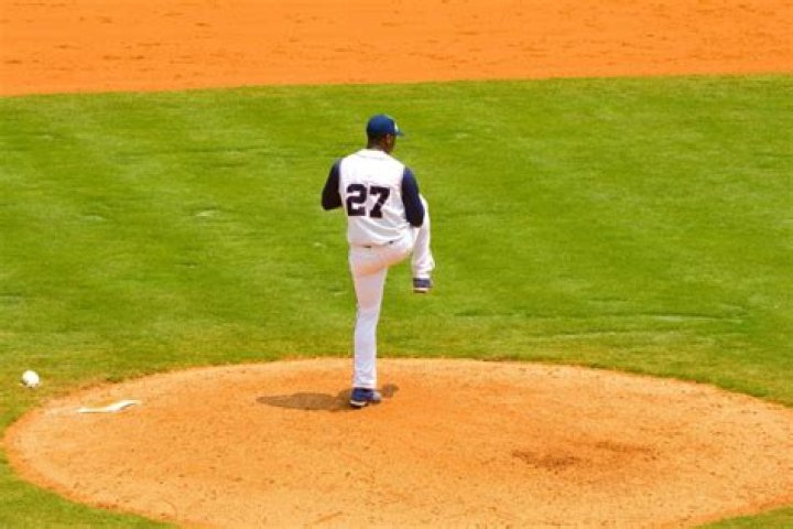 Do left-handed pitchers get paid more?