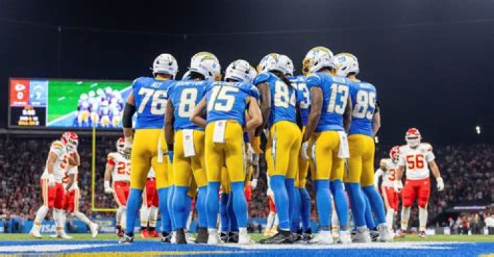 Do NFL players tuck their jerseys?