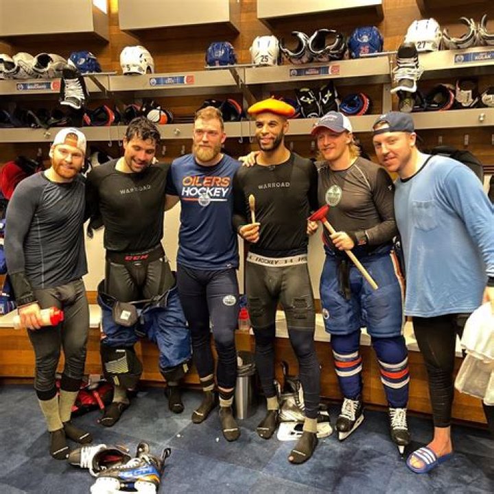 Do pro hockey players use wax?