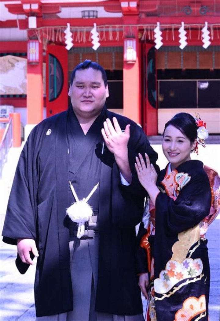 Do sumo wrestlers have wives?