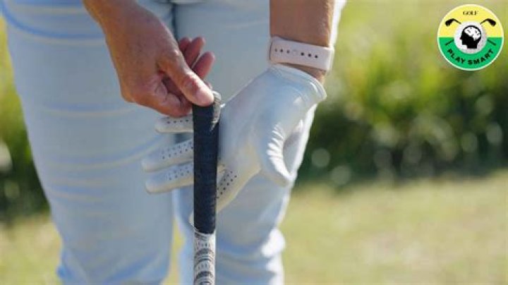 Does Fred Couples use a glove?