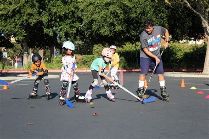 Does rollerblading help hockey players?