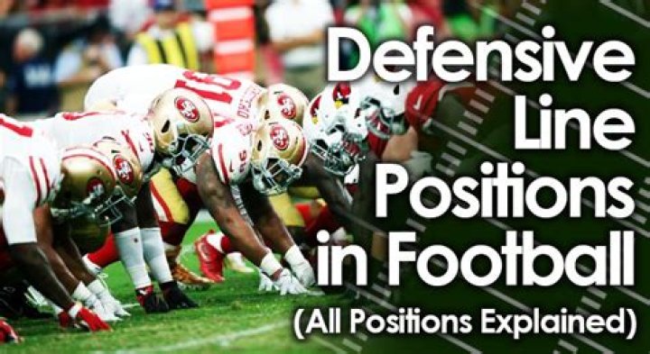 How do offensive and defensive players differ when making decisions?