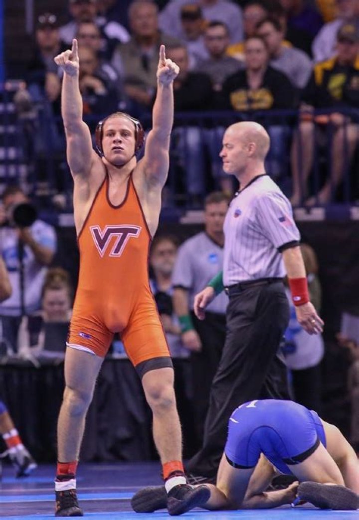 How do wrestlers chop?