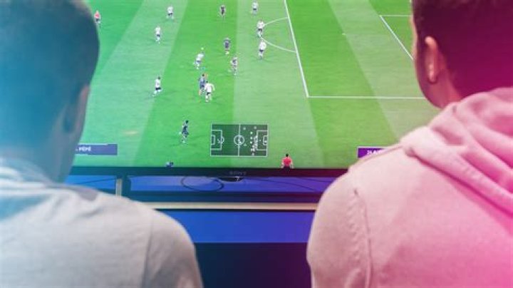 How do you play FIFA 21 online with friends?