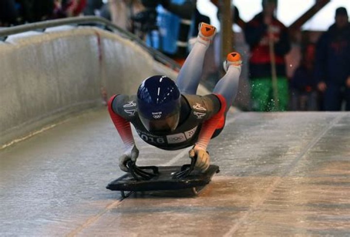 How does a rider steer the skeleton sled?