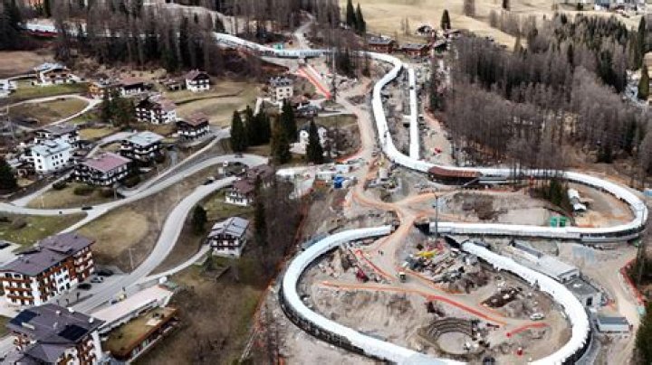 How fast do Super G skiers go?