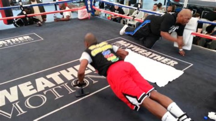 How many sit-ups does Floyd Mayweather do?
