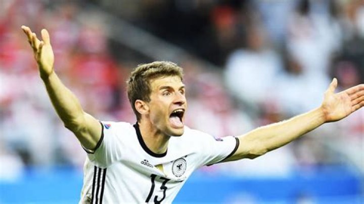 Is Thomas Müller a striker?