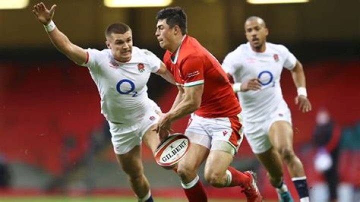 What is a knock on in rugby?