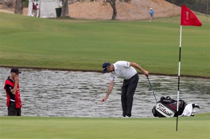 What is the hidden knuckle rule in golf?