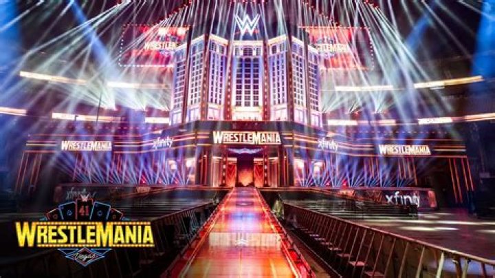 What was the attendance at Wrestlemania 32?