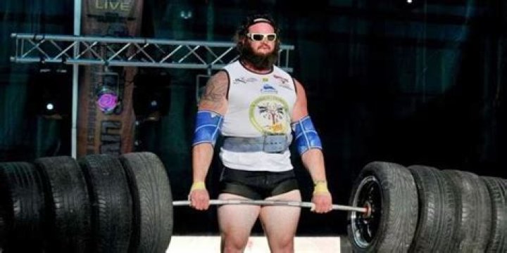 What weight can Braun Strowman lift?