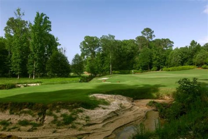 Which golf course has the most bunkers?