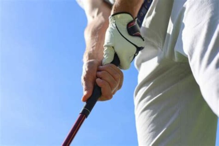 Who should use midsize golf grips?