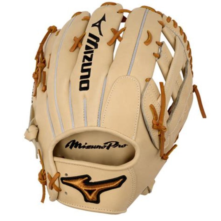 Who uses Mizuno baseball gloves?