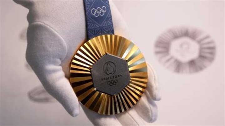 Who won the first Olympic gold medal 2022?